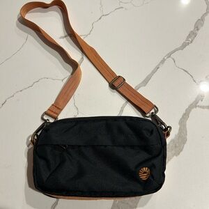 Tobiq Crossbody Bag